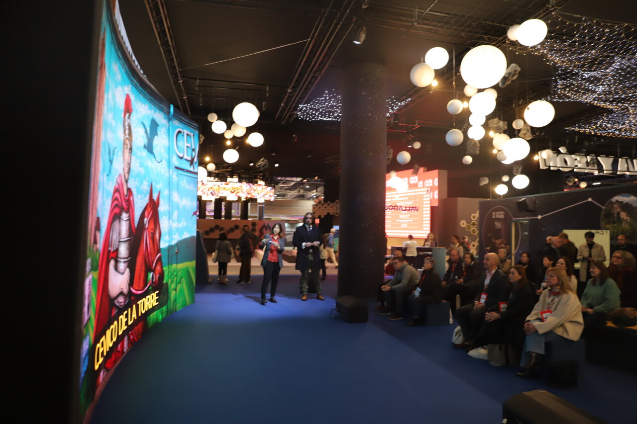 Exhibición de arte urbano en Fitur con público asistente