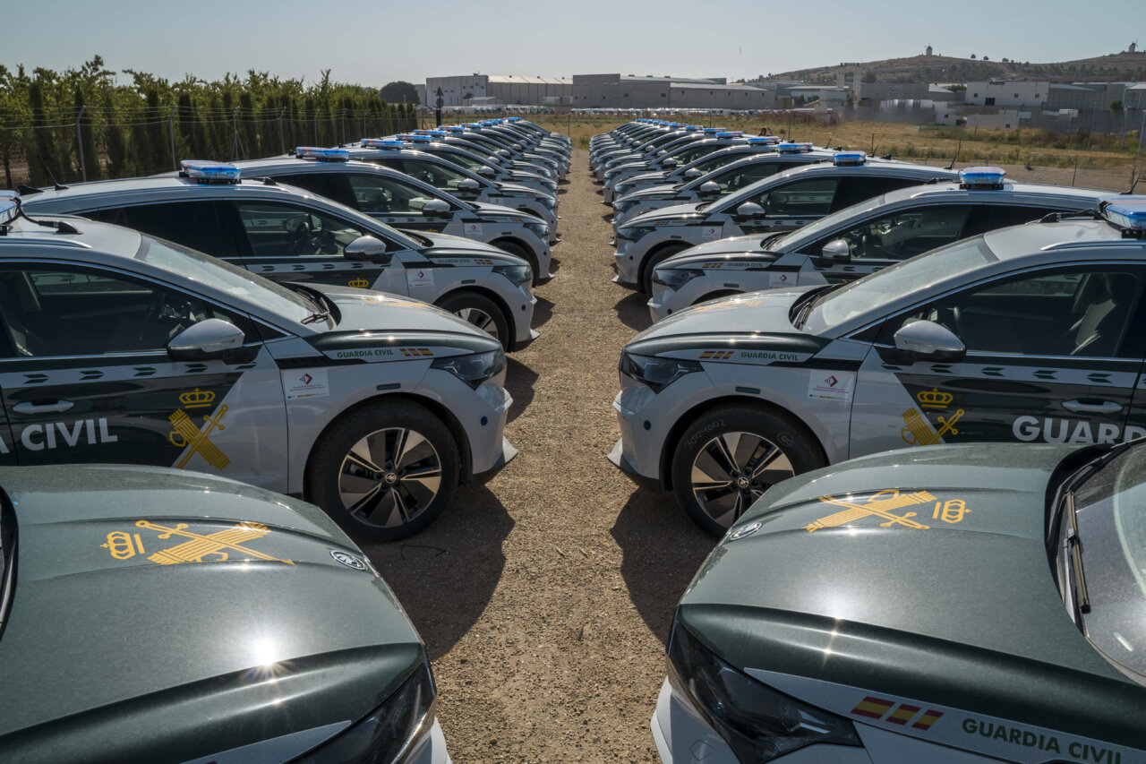 Flota de vehículos eléctricos Skoda Enyaq de la Guardia Civil en un aparcamiento