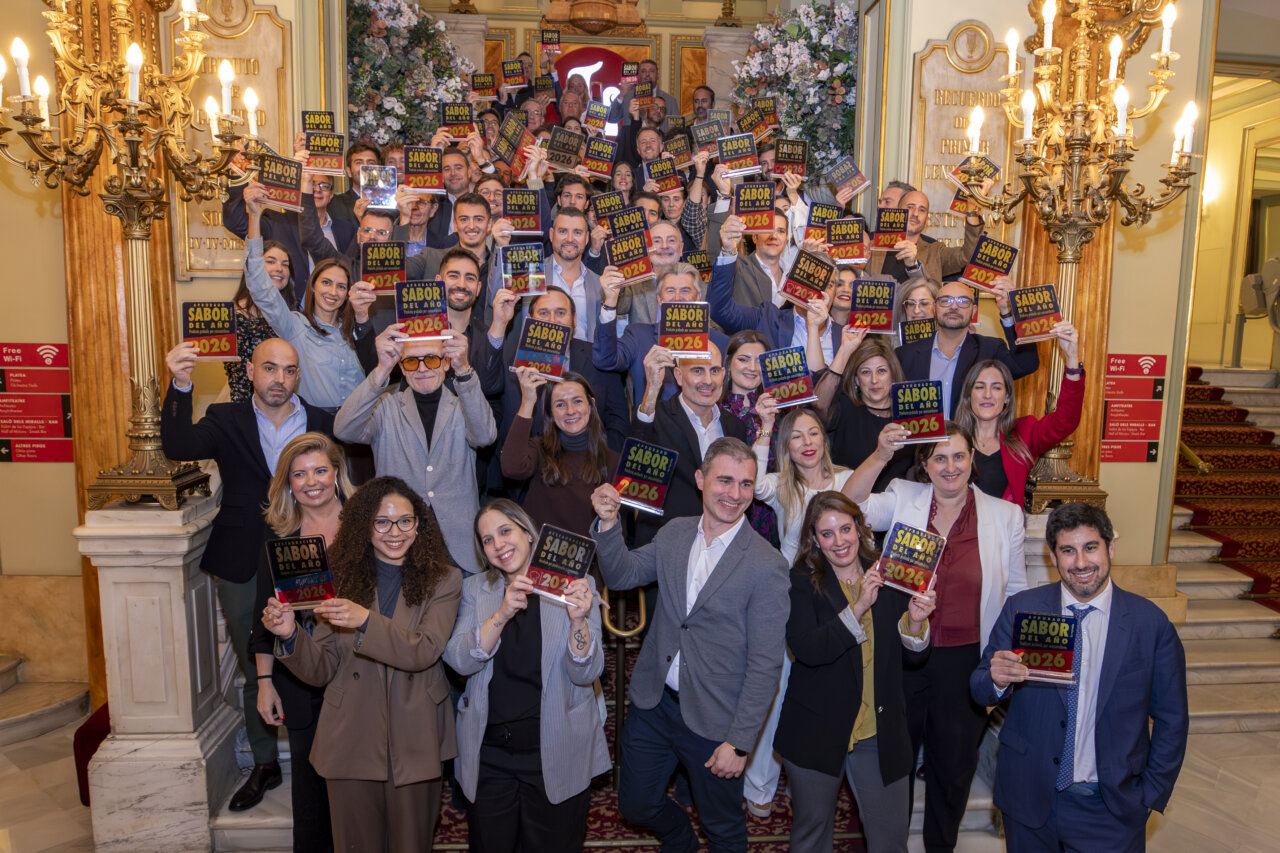 Grupo de personas sosteniendo premios Sabor del Año 2026 en una ceremonia