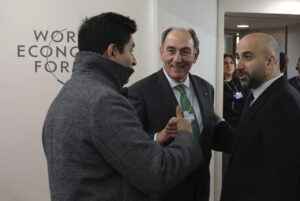 El presidente de Iberdrola conversando en la cumbre de Davos