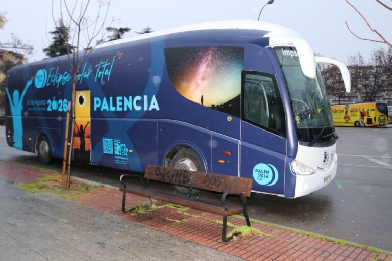 Autobús promocional de Palencia con diseño del eclipse solar total