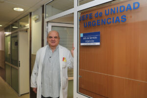 Dr. Gonzalo Ibáñez en la entrada de Urgencias del Hospital de Palencia