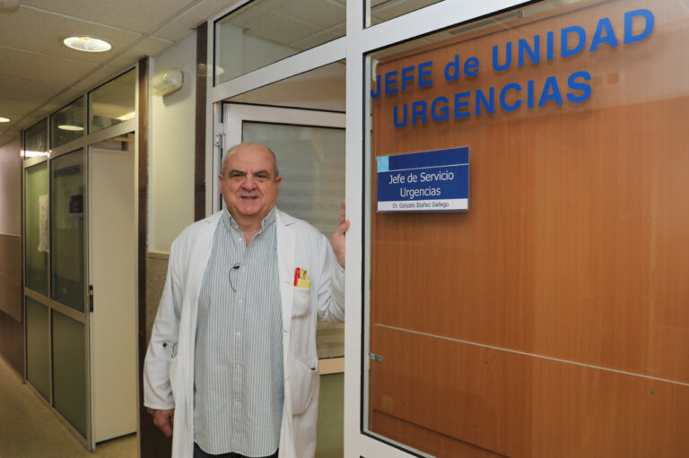 Dr. Gonzalo Ibáñez en la entrada de Urgencias del Hospital de Palencia