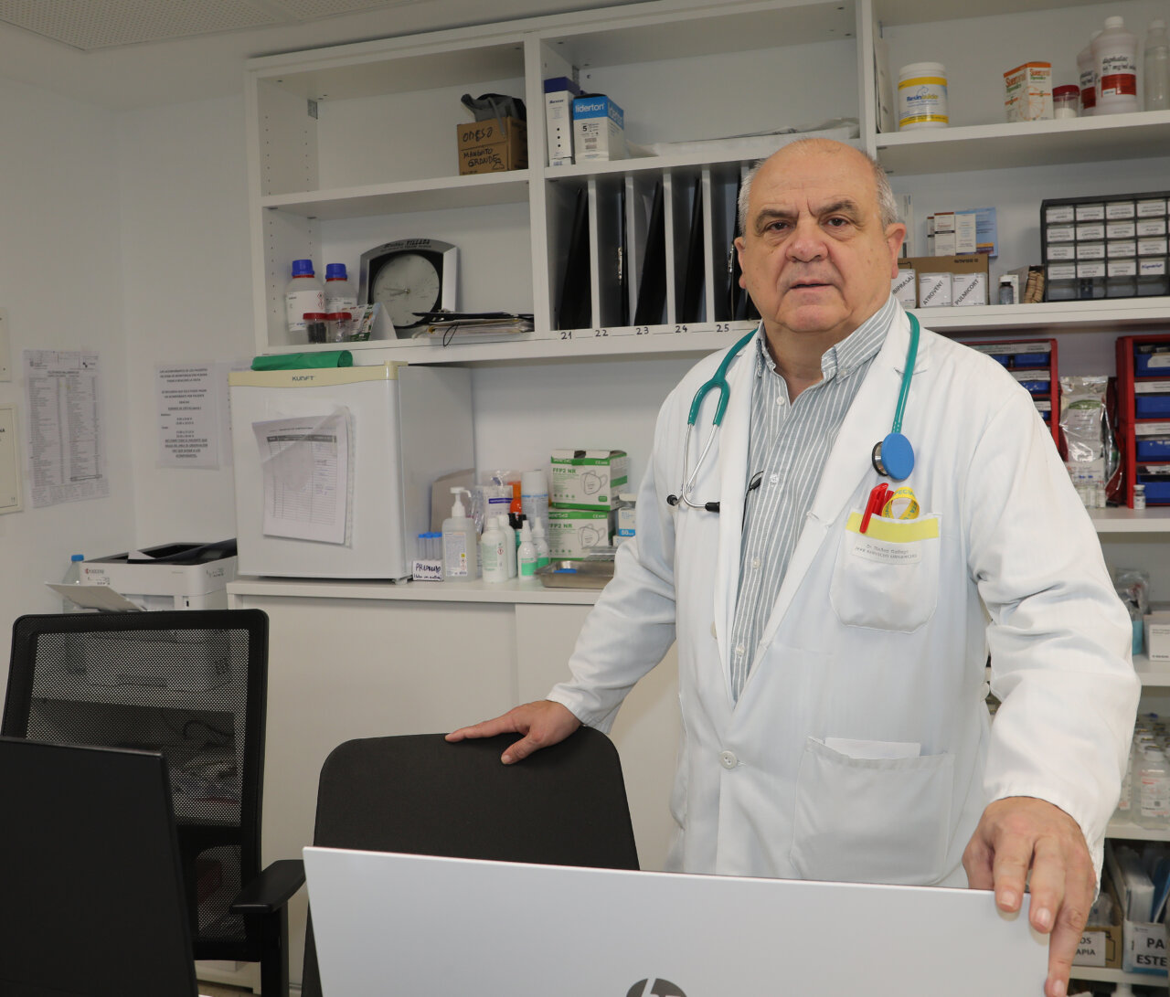 Gonzalo Ibáñez, médico de urgencias en su consultorio