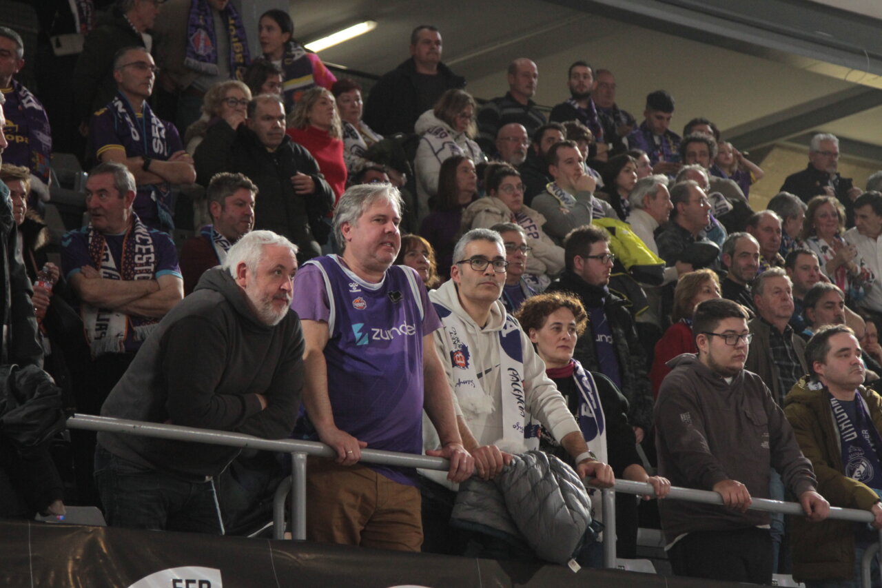 Aficionados en las gradas durante la final de la Copa España en Palencia