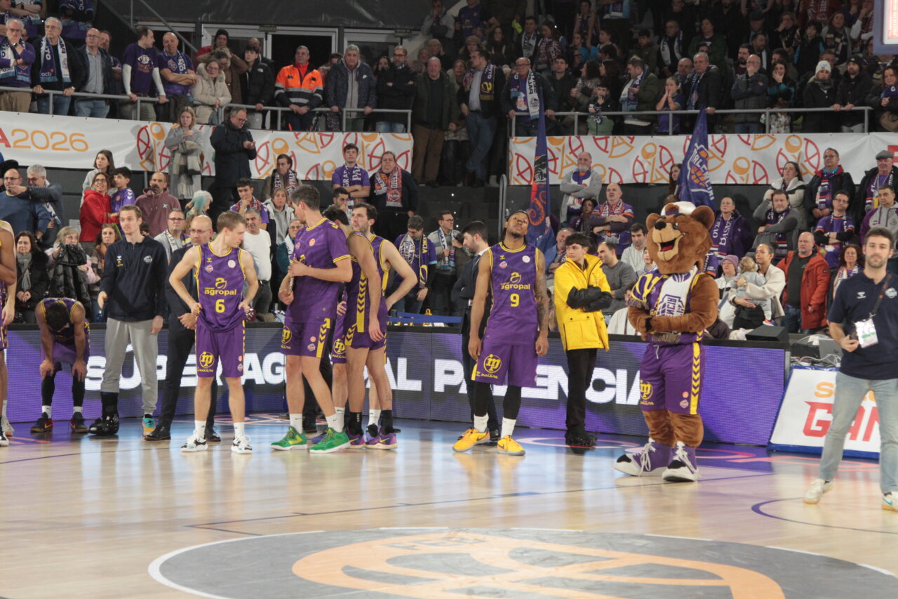 Jugadores y afición en las gradas durante la Copa España de baloncesto en Palencia