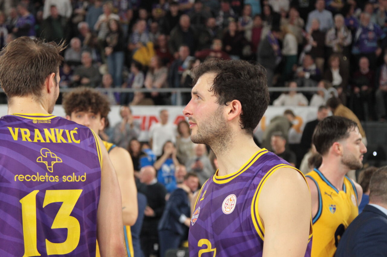 Jugadores de baloncesto en las gradas durante la Copa España en Palencia