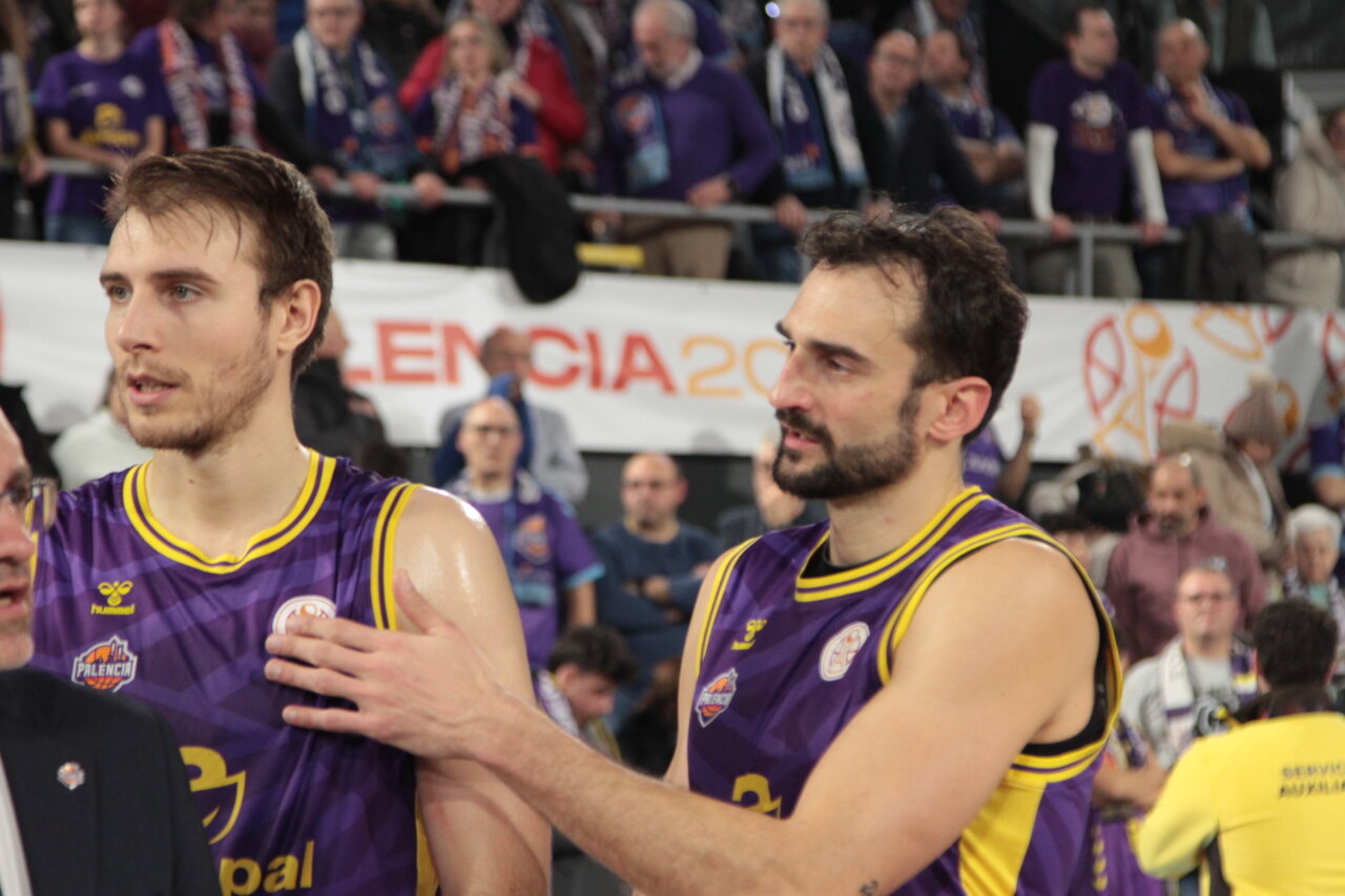 Jugadores de baloncesto en las gradas durante la Copa España en Palencia
