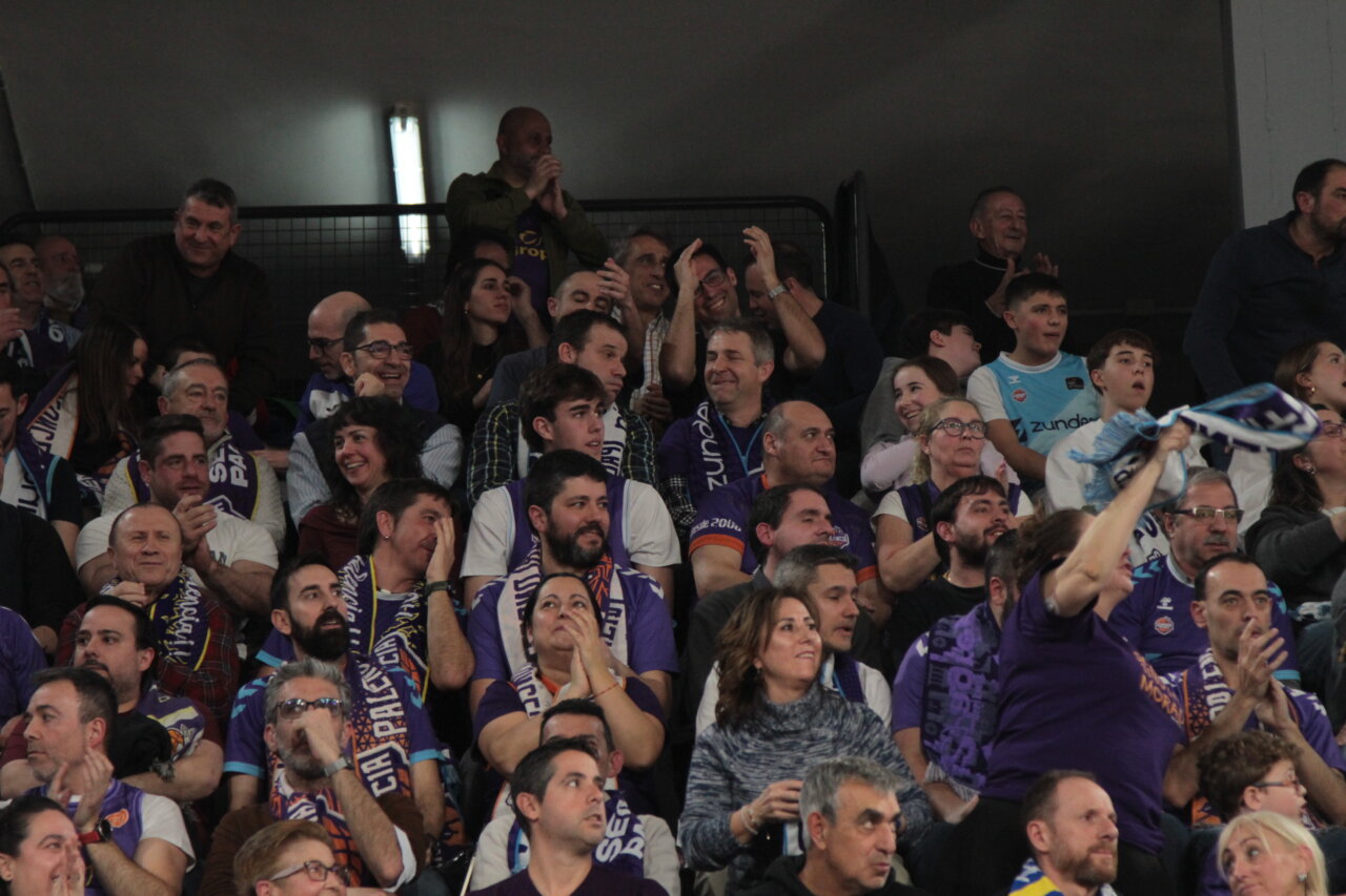 Aficionados animando en las gradas durante la Copa España en Palencia