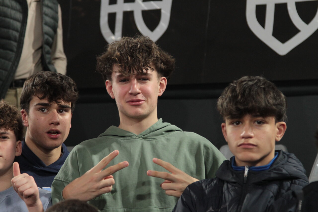 Aficionados animando en las gradas durante un partido de la Copa España.