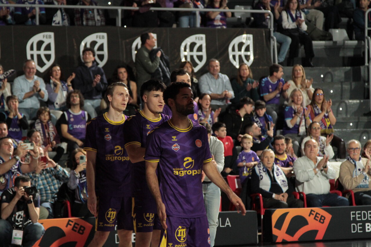Jugadores en la cancha durante la final de la Copa España en Palencia