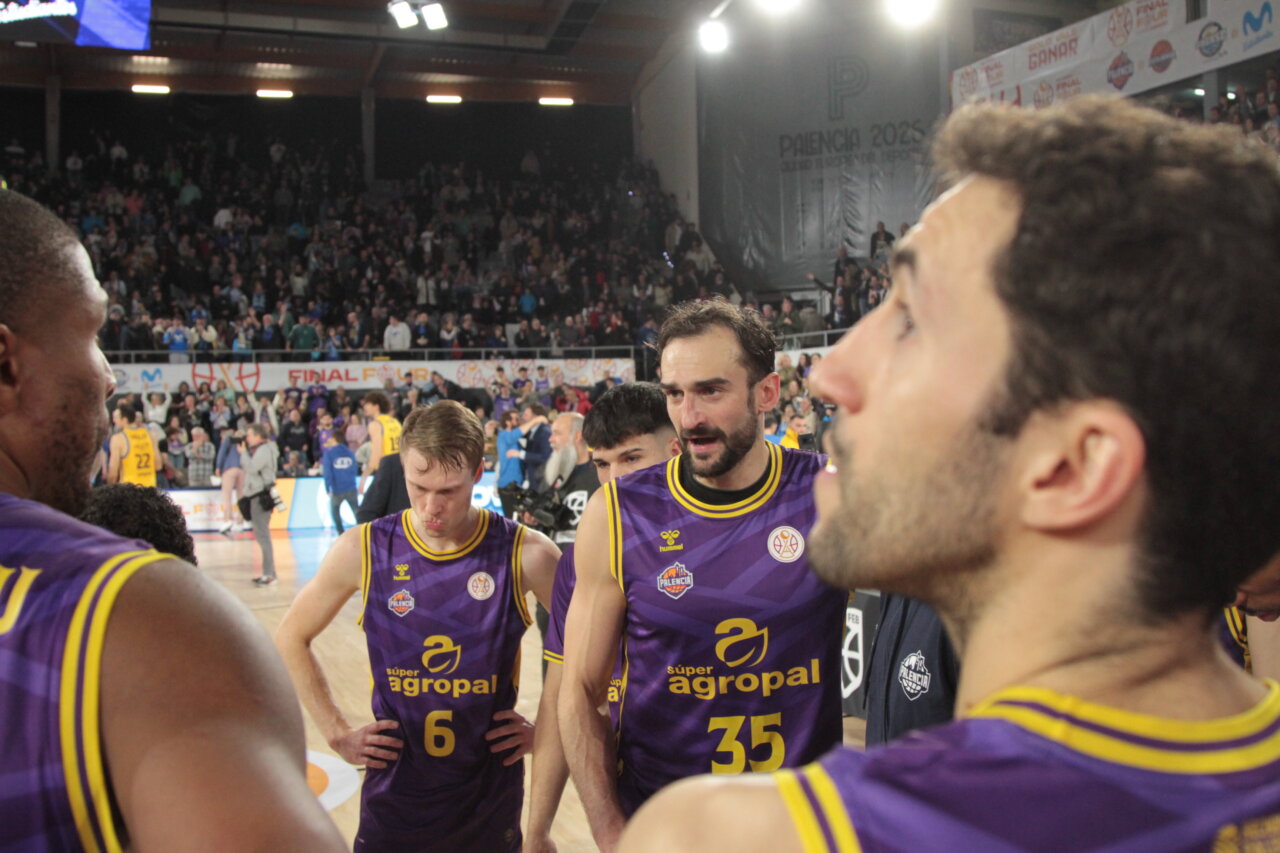 Jugadores de baloncesto en un partido de la Copa España en Palencia