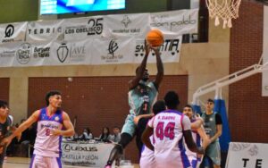 Jugador del Grupo Inmapa Flipenses lanzando a canasta en un partido de baloncesto