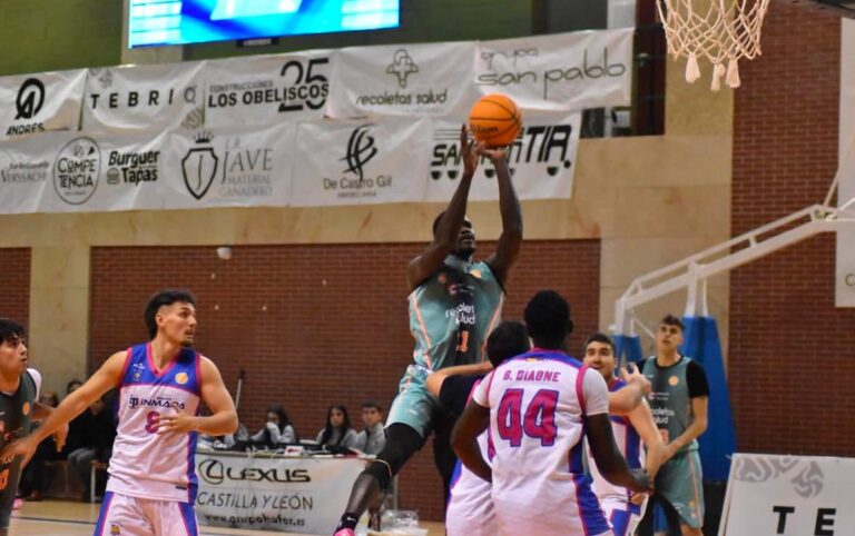 Jugador del Grupo Inmapa Flipenses lanzando a canasta en un partido de baloncesto