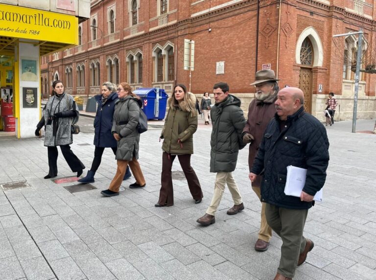 Grupo Popular caminando por la zona centro de Palencia con vecinos