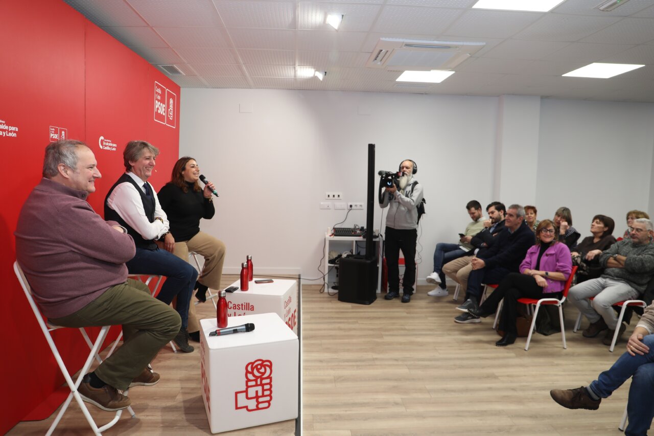 Reunión del PSOE en Palencia con oradores y público atento