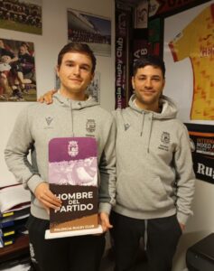 Dos jugadores del Silicius PRC sosteniendo el trofeo Hombre del Partido