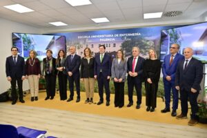 Inauguración de la Escuela Universitaria de Enfermería en Palencia con autoridades presentes