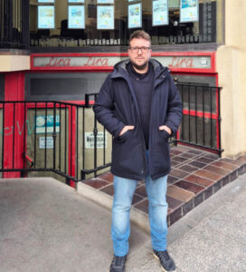 Luis frente a la oficina de Inmobiliaria Hispogar en Palencia