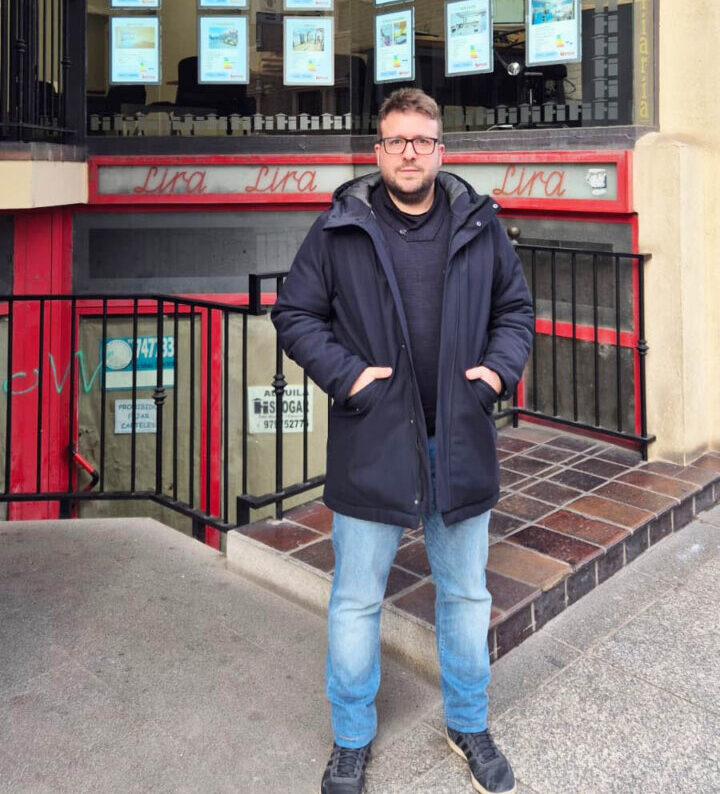 Luis frente a la oficina de Inmobiliaria Hispogar en Palencia