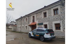 Vehículo de la Guardia Civil frente a un edificio en Palencia