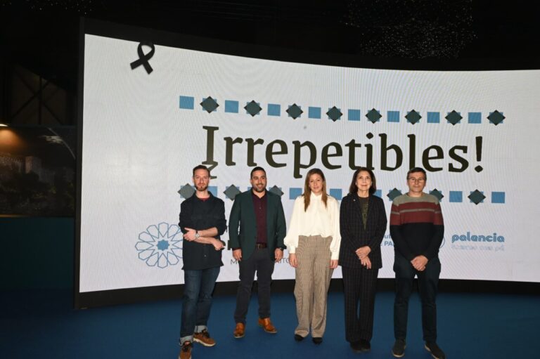 Grupo de personas en un evento con pantalla que dice Irrepitibles