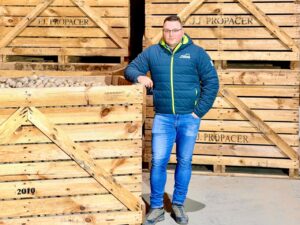 José Martín Francés junto a cajas de patatas de PROPACER