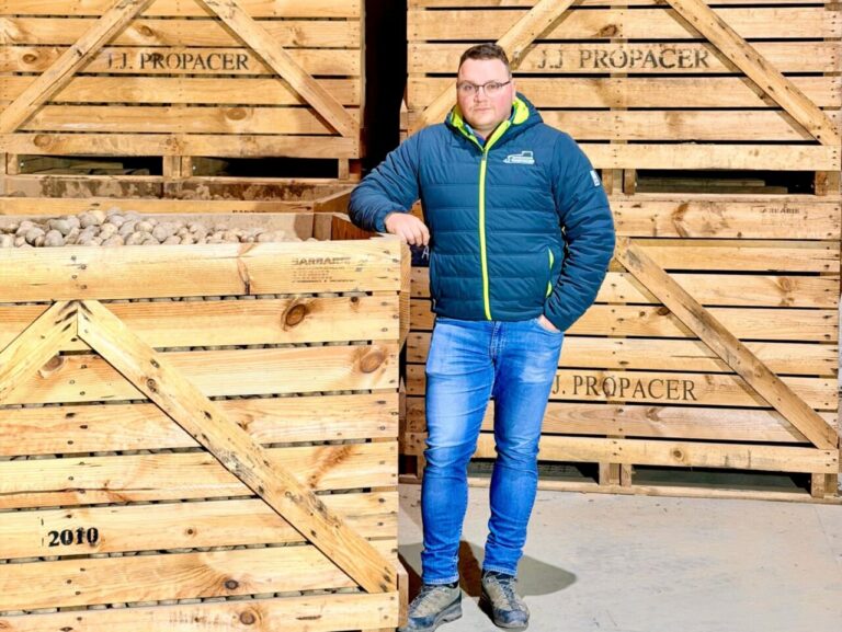 José Martín Francés junto a cajas de patatas de PROPACER