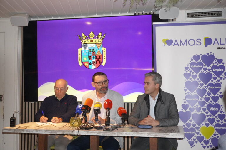 Juan Jesús Acosta en rueda de prensa con otros miembros de Vamos Palencia