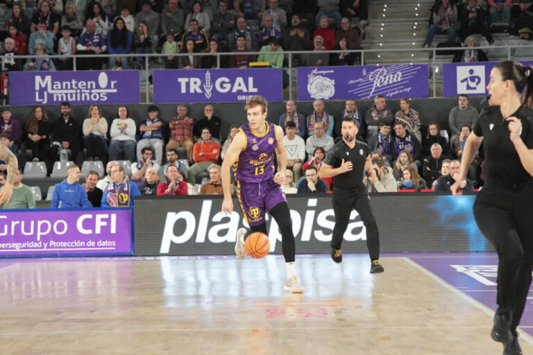 Jugador del equipo de baloncesto Súper Agropal Palencia en acción durante un partido.