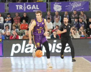 Jugador del equipo de baloncesto Súper Agropal Palencia en acción durante un partido.