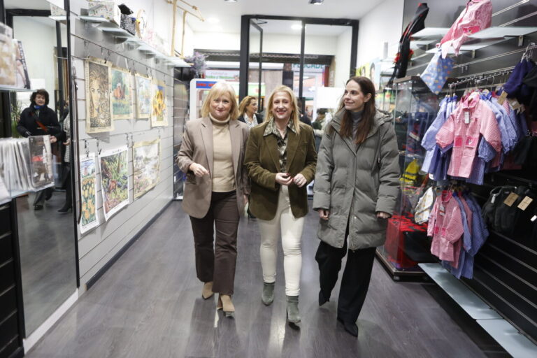 Tres mujeres caminando en una tienda en Palencia