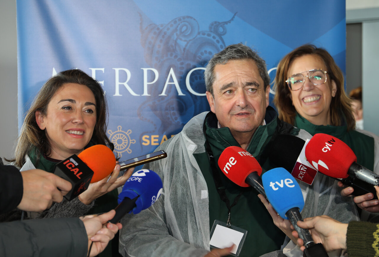 Representantes de Merpacífico durante una rueda de prensa sobre acuicultura