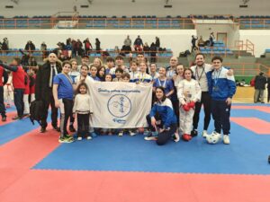 Grupo de competidores de kárate del Club Fujisan Palencia en torneo