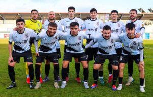 Equipo de fútbol de la Arandina posando en el campo
