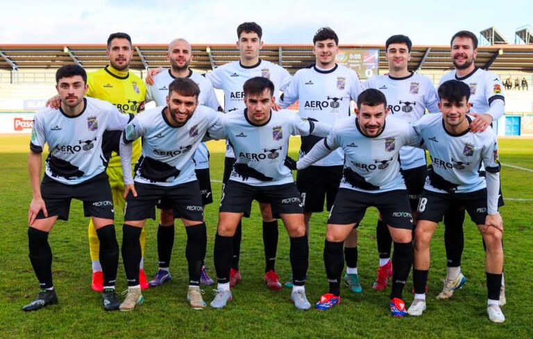 Equipo de fútbol de la Arandina posando en el campo