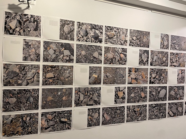 Conjunto de fotografías de piedras en una exposición de Jorge Yeregui