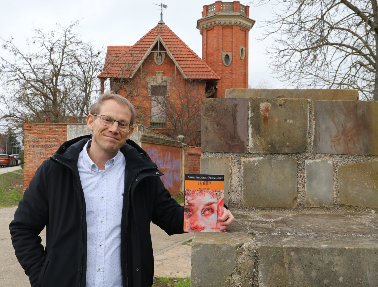Autor Asier Aparicio presentando su obra La Quinta en un entorno urbano