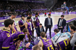 Entrenador y jugadores del Súper Agropal en la Copa España de baloncesto