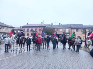 Participantes de la festividad de Los Quintos en San Cebrián de Campos montando a caballo