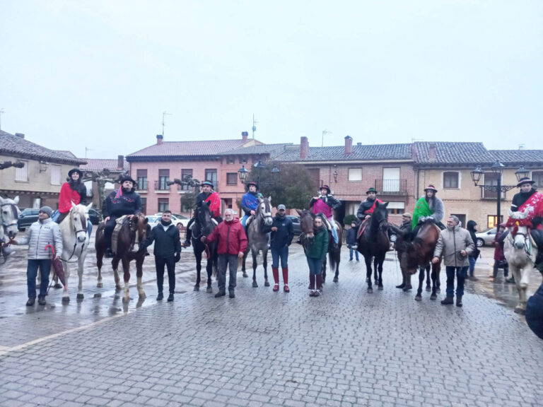Participantes de la festividad de Los Quintos en San Cebrián de Campos montando a caballo