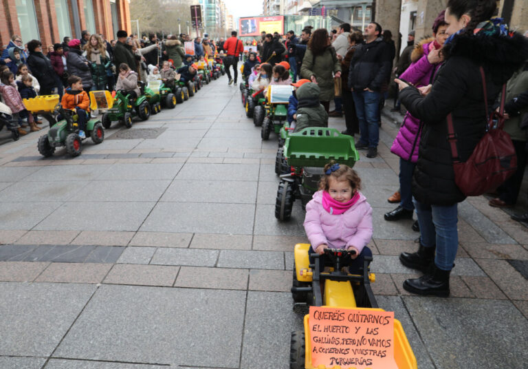 Tractorada infantil: manifestación de los agricultores en Palencia, el 29 de enero de 2026. FOTOS: BRÁGIMO (ICAL)