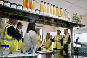 Reunión en laboratorio con personas en chalecos amarillos