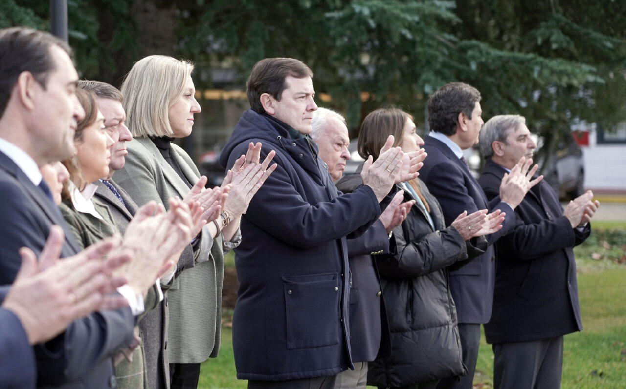 Mañueco y consejeros guardan un minuto de silencio en Valladolid
