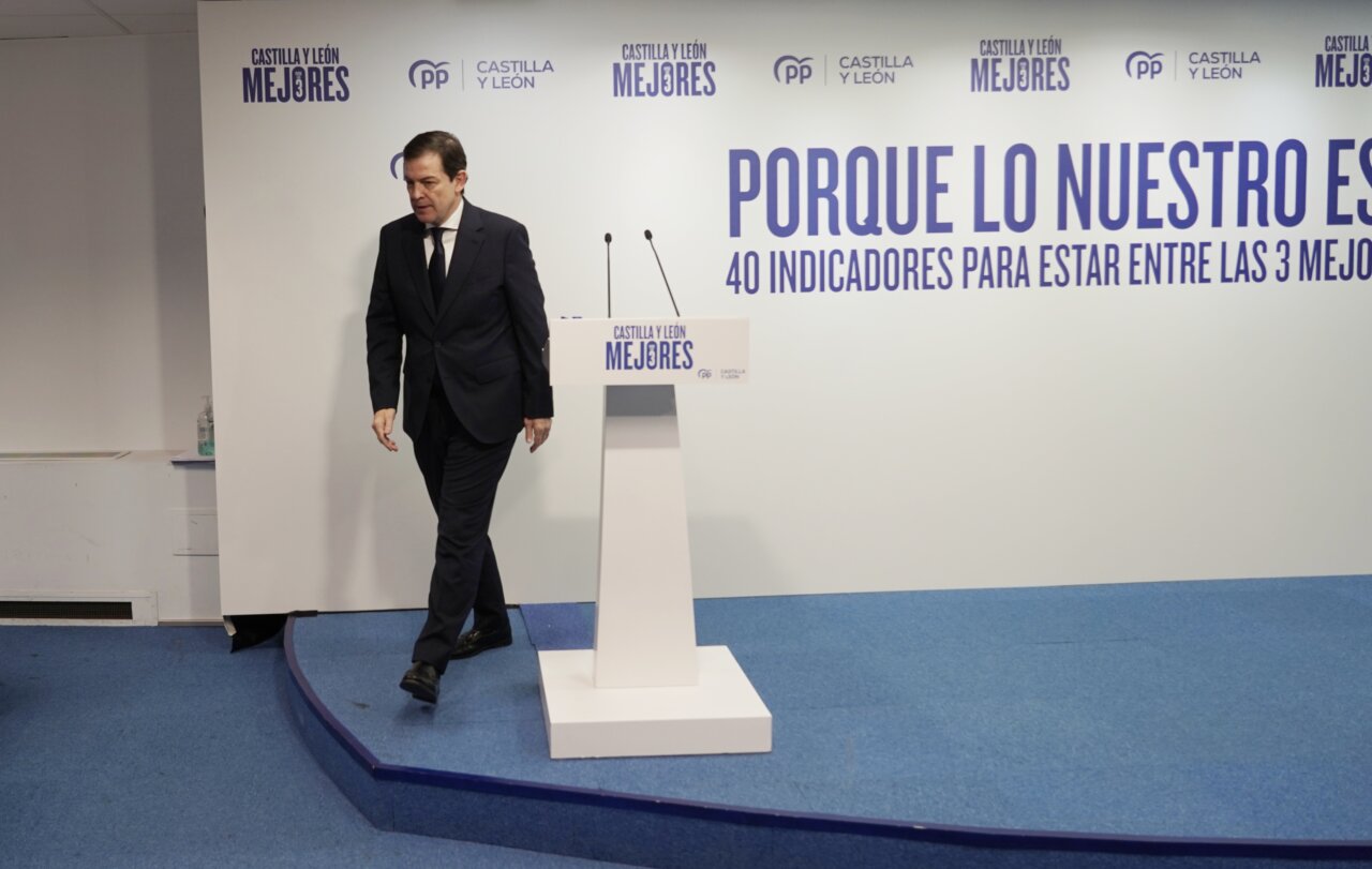 Alfonso Fernández Mañueco saliendo de un podio en un evento político