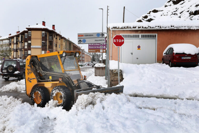 Máquina quitanieves limpiando nieve en una calle de Palencia