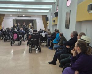 Actuación musical en un centro social con personas mayores