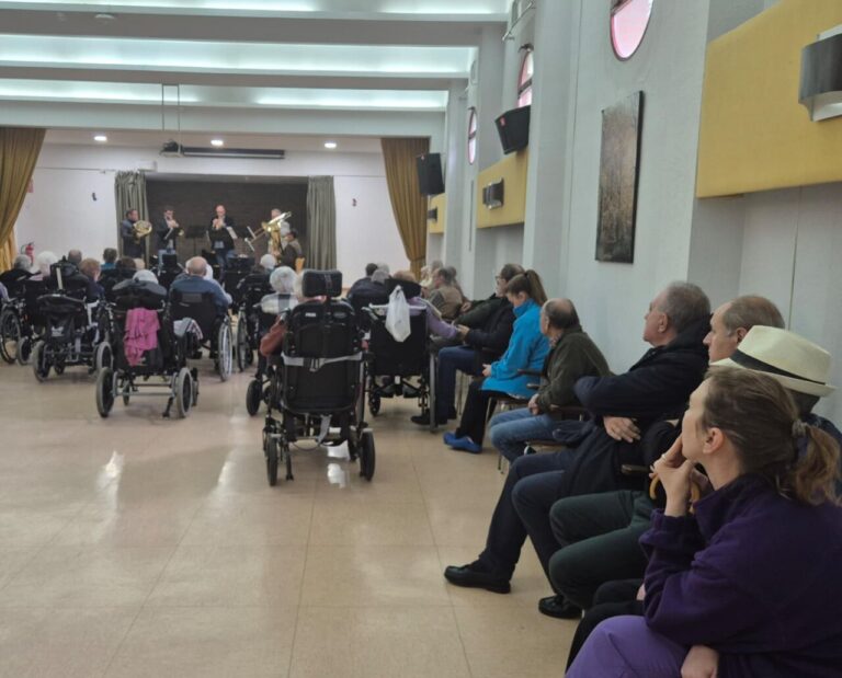 Actuación musical en un centro social con personas mayores