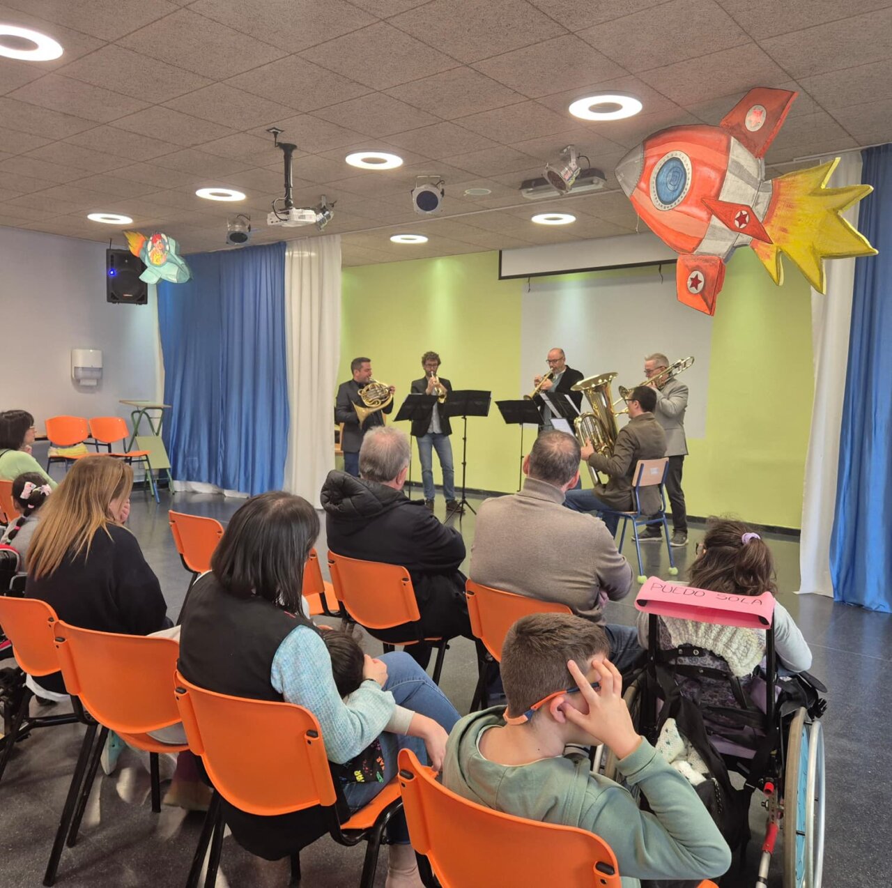 Quinteto de metales actuando en un centro social de Palencia