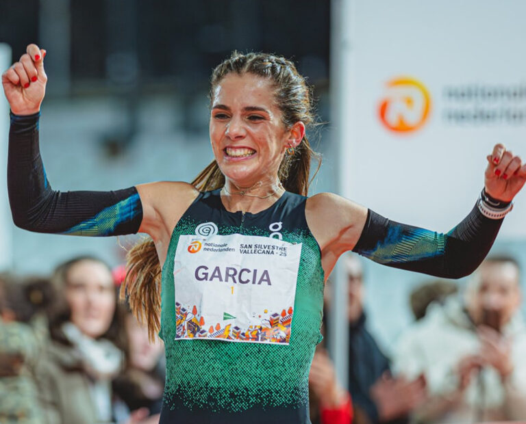 Atleta Marta García celebrando su actuación en el 10K de Valencia